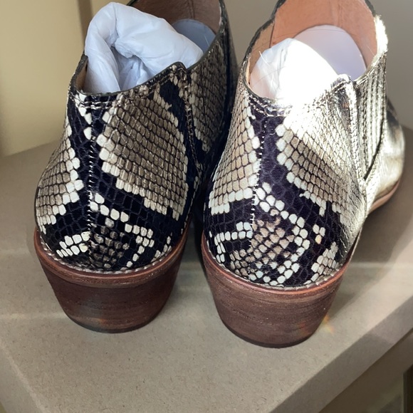 Madewell snake embossed leather Chelsea boots - Picture 4 of 4